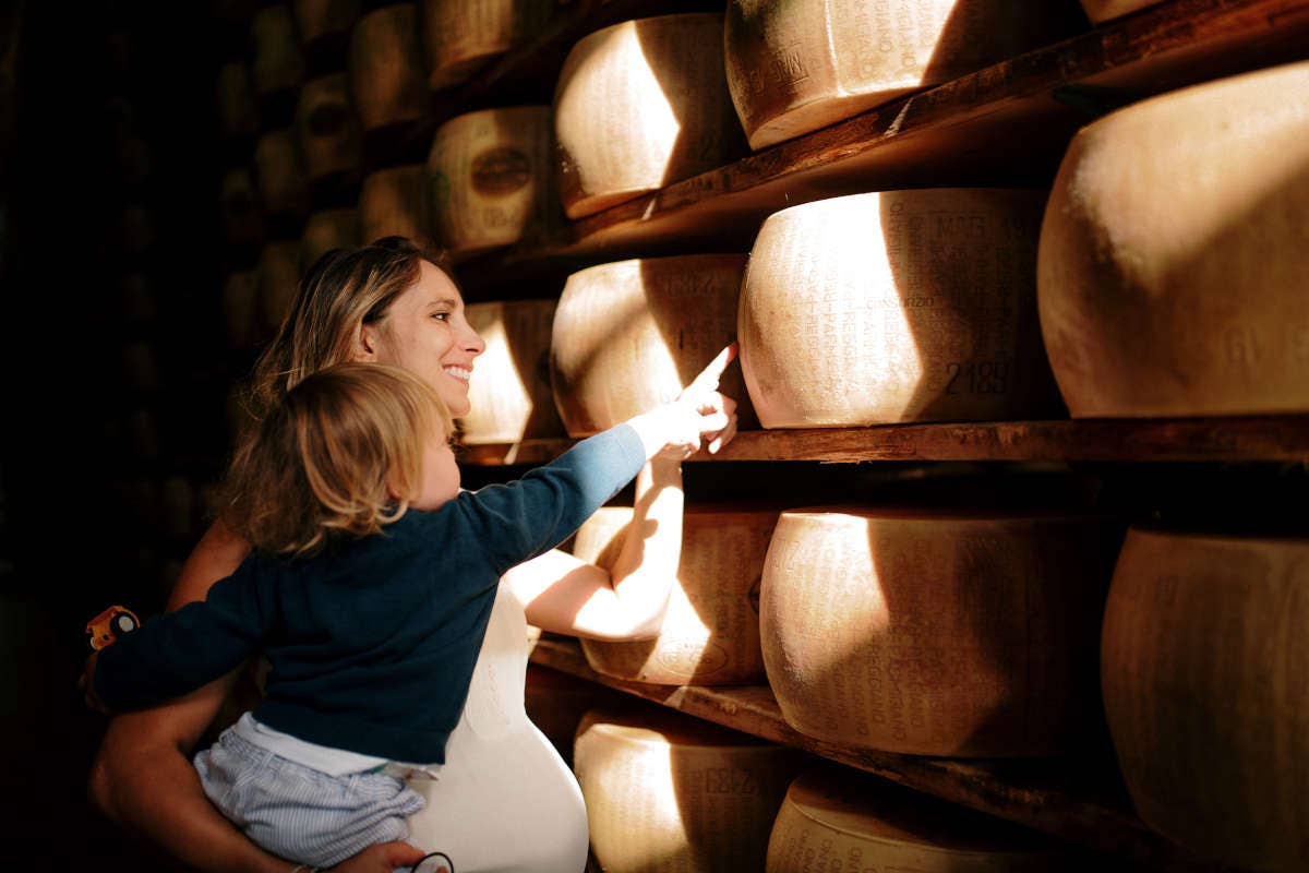 Dal Medioevo a oggi: il Consorzio del Parmigiano Reggiano celebra 90 anni di tutela