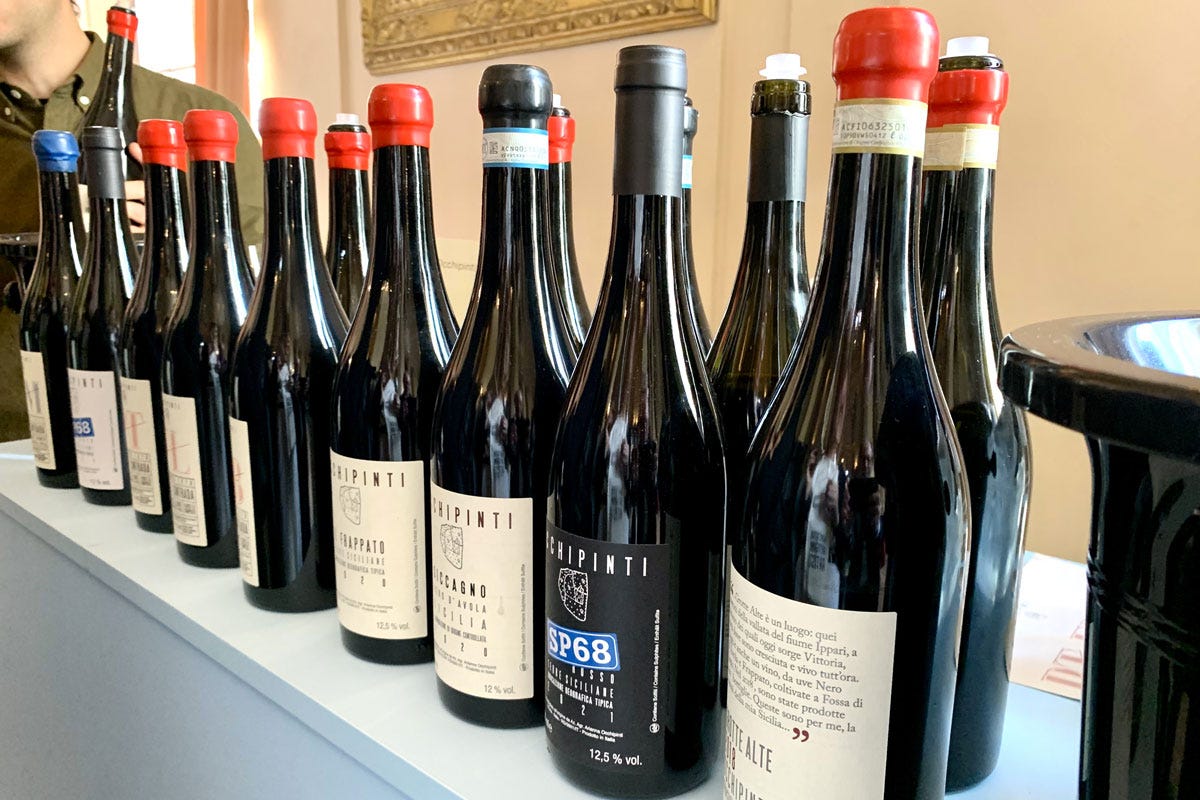 Sfilata di bottiglie Triple A-Agricoltori Artigiani Artisti: compie 20 anni il primo catalogo al mondo di vini naturali
