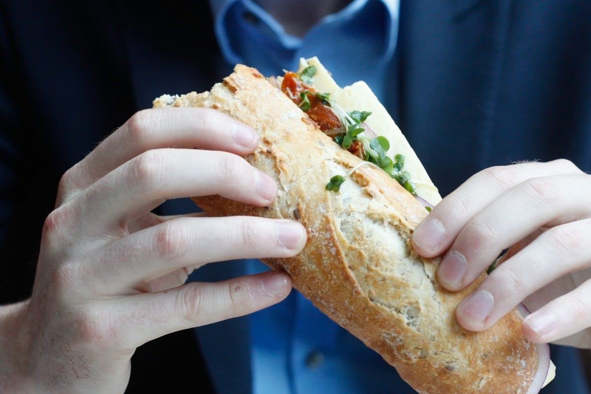 La pausa pranzo fuori ufficio è sempre più cara per gli italiani?