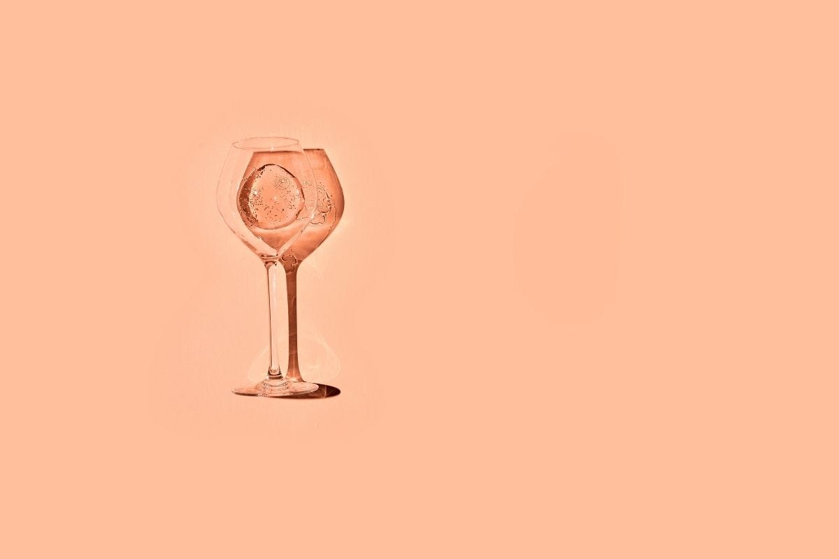 Il peach fuzz, colore Pantone del 2024, sarà in tendenza anche nei cocktail?