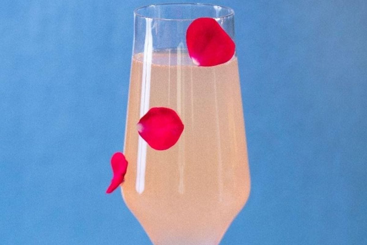 Il peach fuzz, colore Pantone del 2024, sarà in tendenza anche nei cocktail?