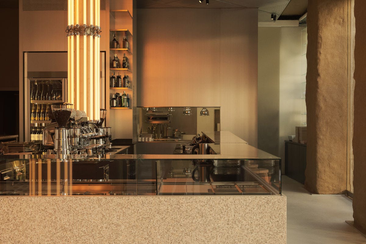 Il Café Trussardi by Giancarlo Perbellini rappresenta uno spazio di condivisione informale e contemporaneo Riapre Palazzo Trussardi con Cafè e Ristorante guidati dal cuoco Perbellini