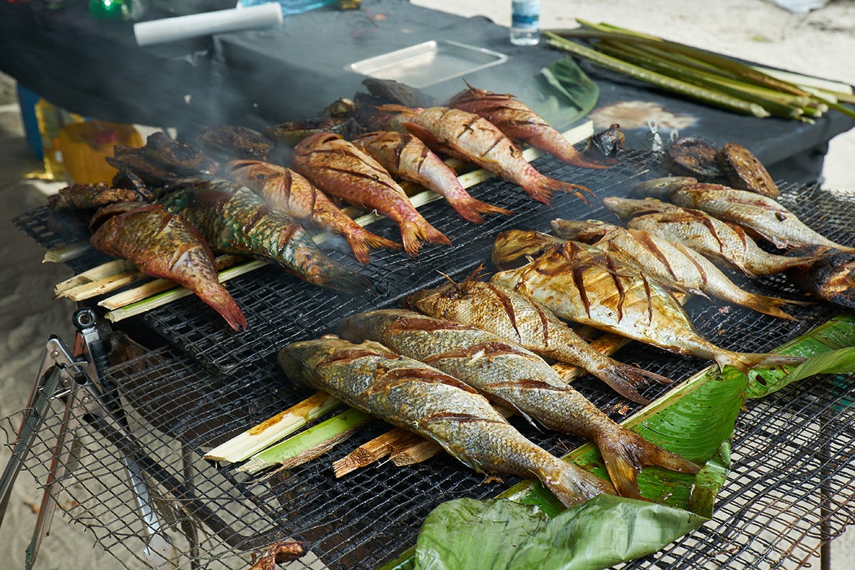 Seychelles - Pesce fresco alla griglia nel mercato locale, Mahé 