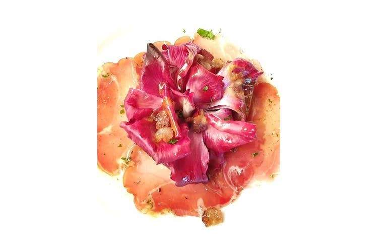 Il prosciutto di cinghiale con la rosa (radicchio) di Gorizia e i ciccioli. Ai Cacciatori, la trattoria del cuore a Cavasso