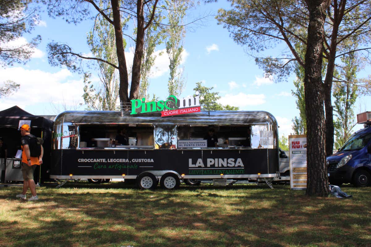 Due truck, migliaia di pinse: il tour italiano di Pinsami continua Due truck, migliaia di pinse: il tour italiano di Pinsami continua