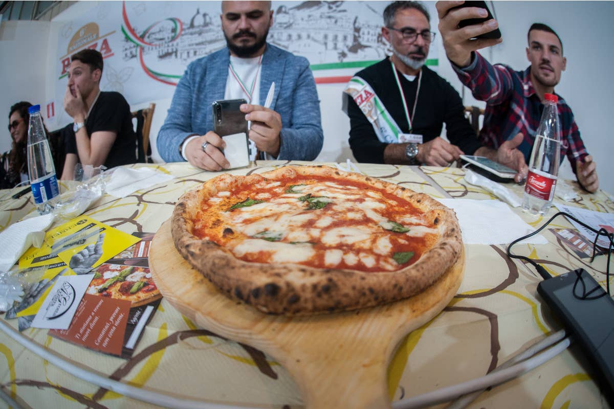 100 giornalisti esperti da tutta Italia per giudicare i concorrenti  A Paestum arriva il Campionato Nazionale Pizza Doc