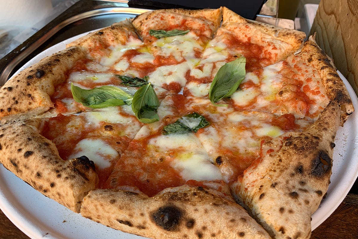 Pizza Margherita con cornicione in evidenza Elementi, l’evento che celebra il mondo della pizza
