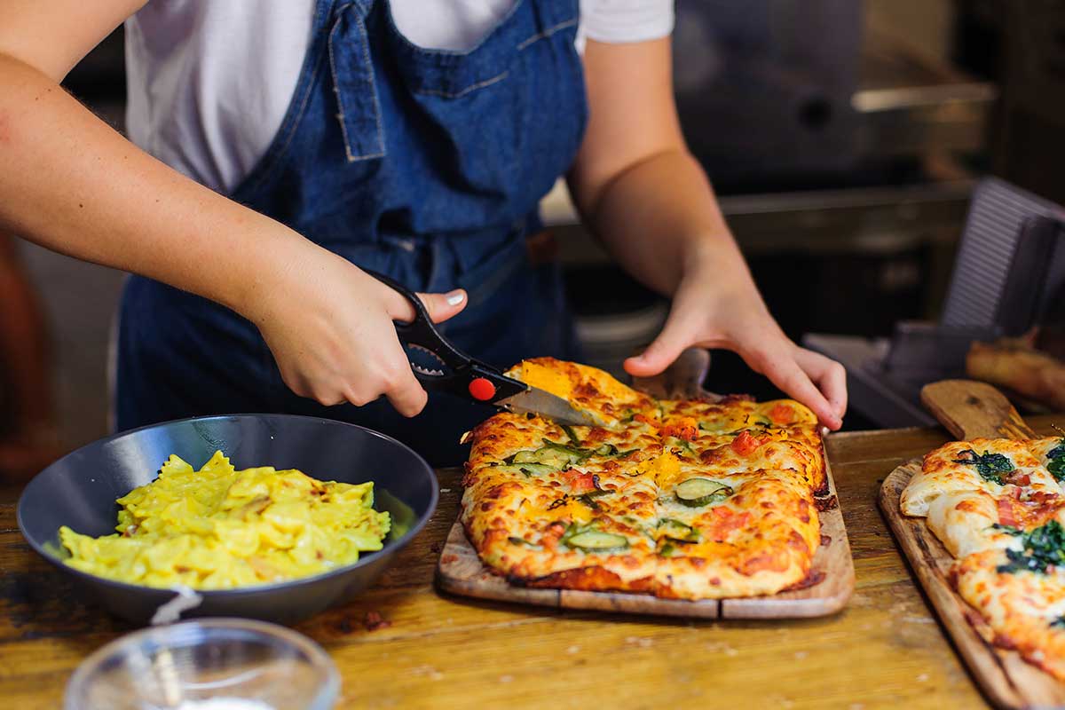 La migliore pizza al taglio si mangia da Pizzarium a Roma Pizzerie d'Italia 2022, Campania la regione più premiata dalla guida