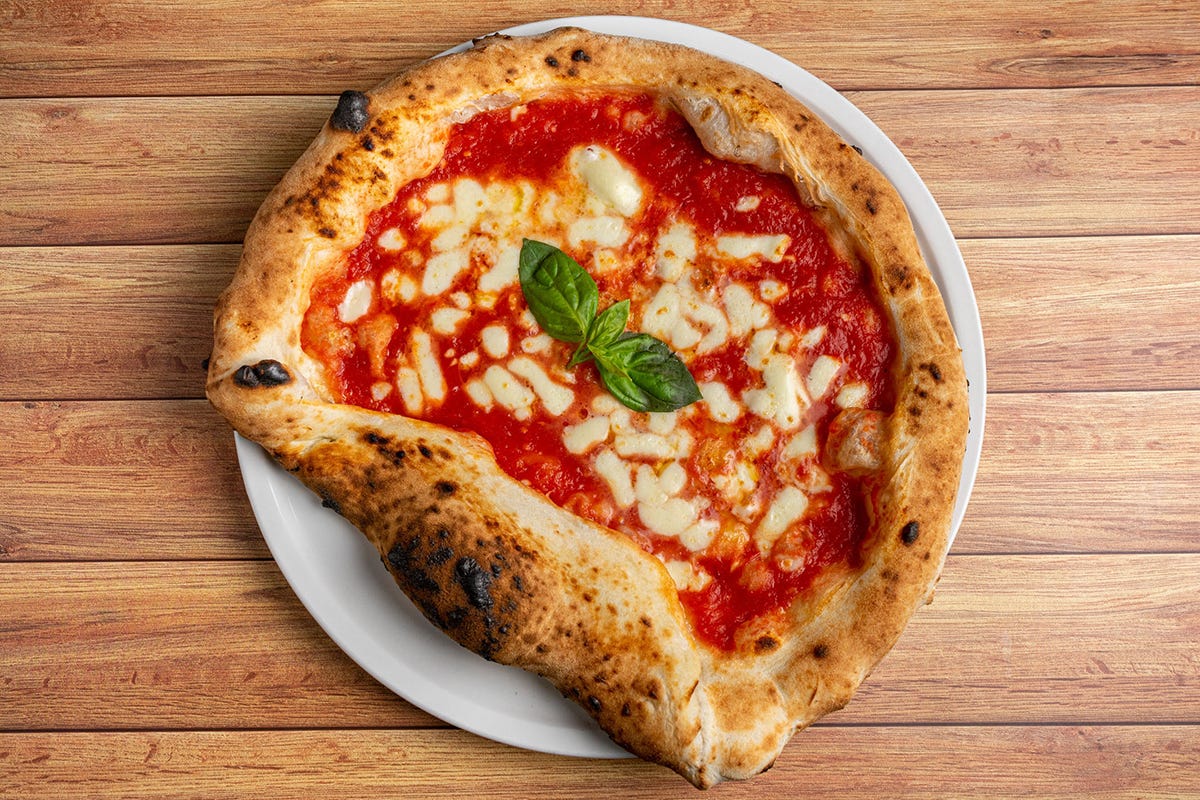 La pizza della Pizzeria 57 [[Giro del Golfo in otto giorni]]: tutta la bellezza e il gusto di Napoli