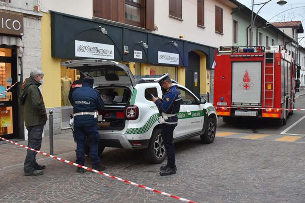 Il luogo dell'incidente (foto: Corriere) Parabiago, crolla forno di una pizzeria: morto il pizzaiolo di 41 anni