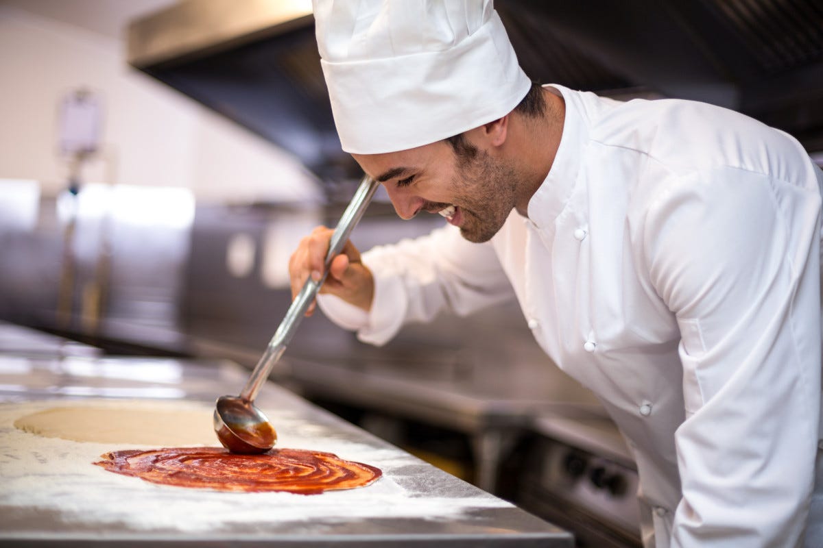 Pizza Gourmet, fase preparatoria Da tradizionale a gourmet: ecco come si trasforma una pizzeria