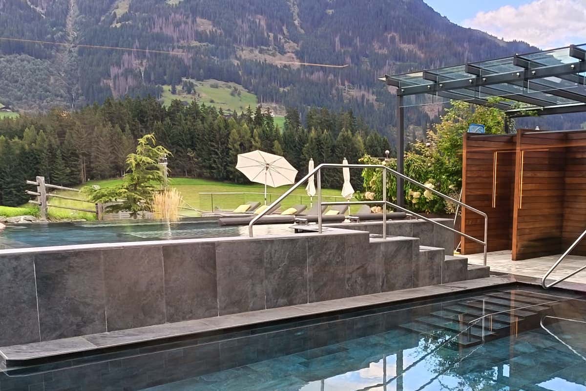 Benessere tra le Alpi: l'hotel dove vivere l’autunno tra Sky Pool, saune e natura