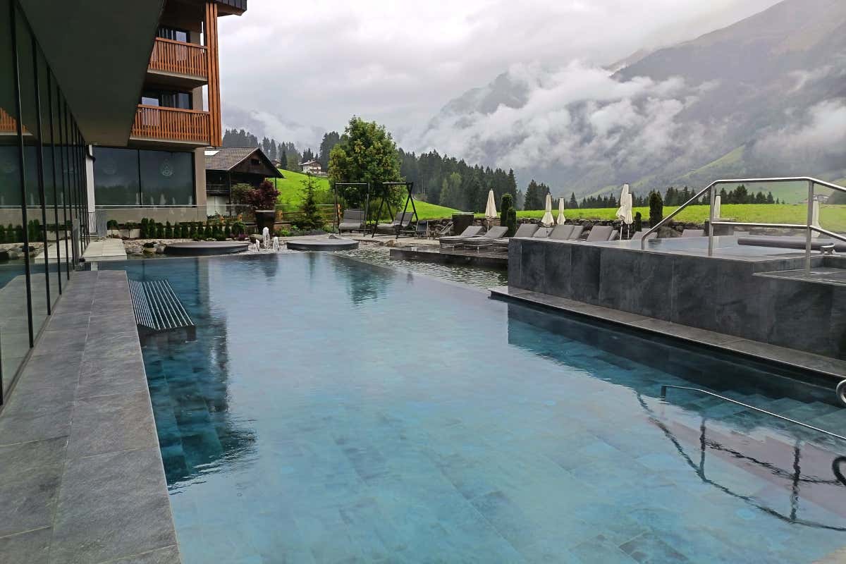 Benessere tra le Alpi: l'hotel dove vivere l’autunno tra Sky Pool, saune e natura