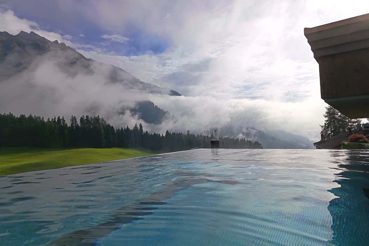 Benessere tra le Alpi: l'hotel dove vivere l’autunno tra Sky Pool, saune e natura