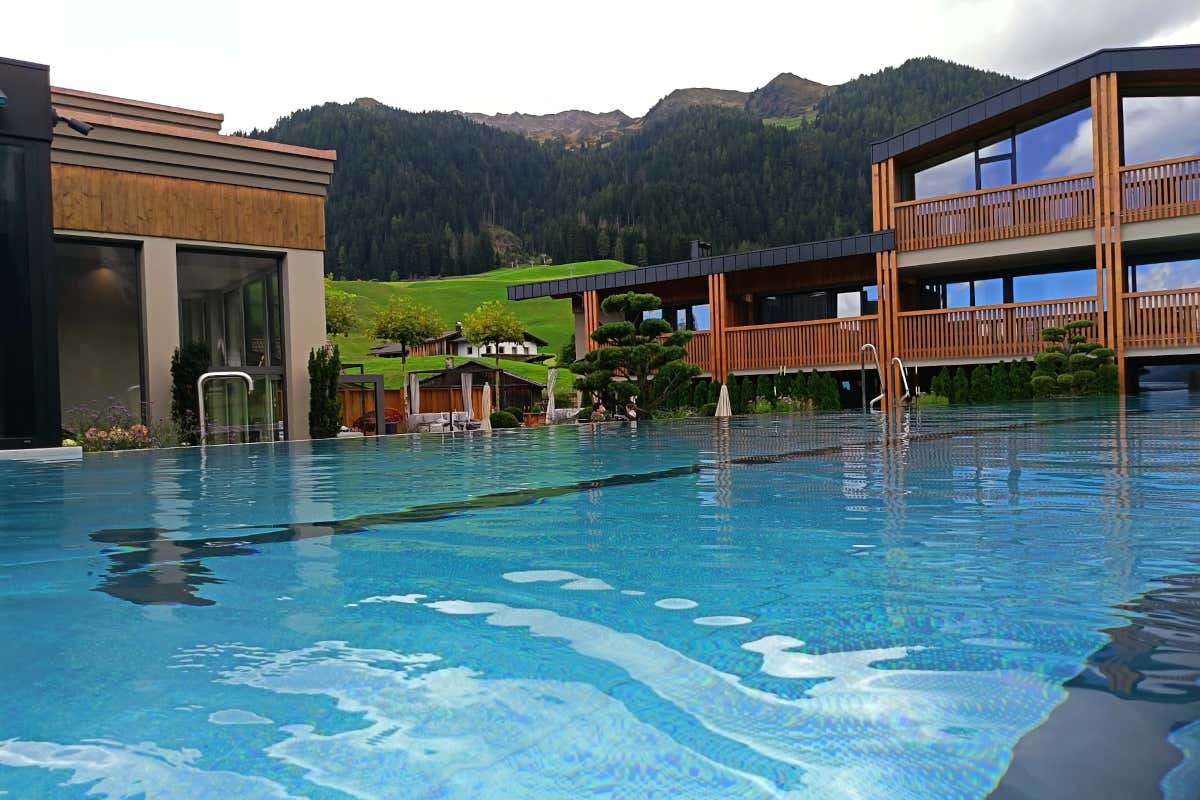 Benessere tra le Alpi: l'hotel dove vivere l’autunno tra Sky Pool, saune e natura