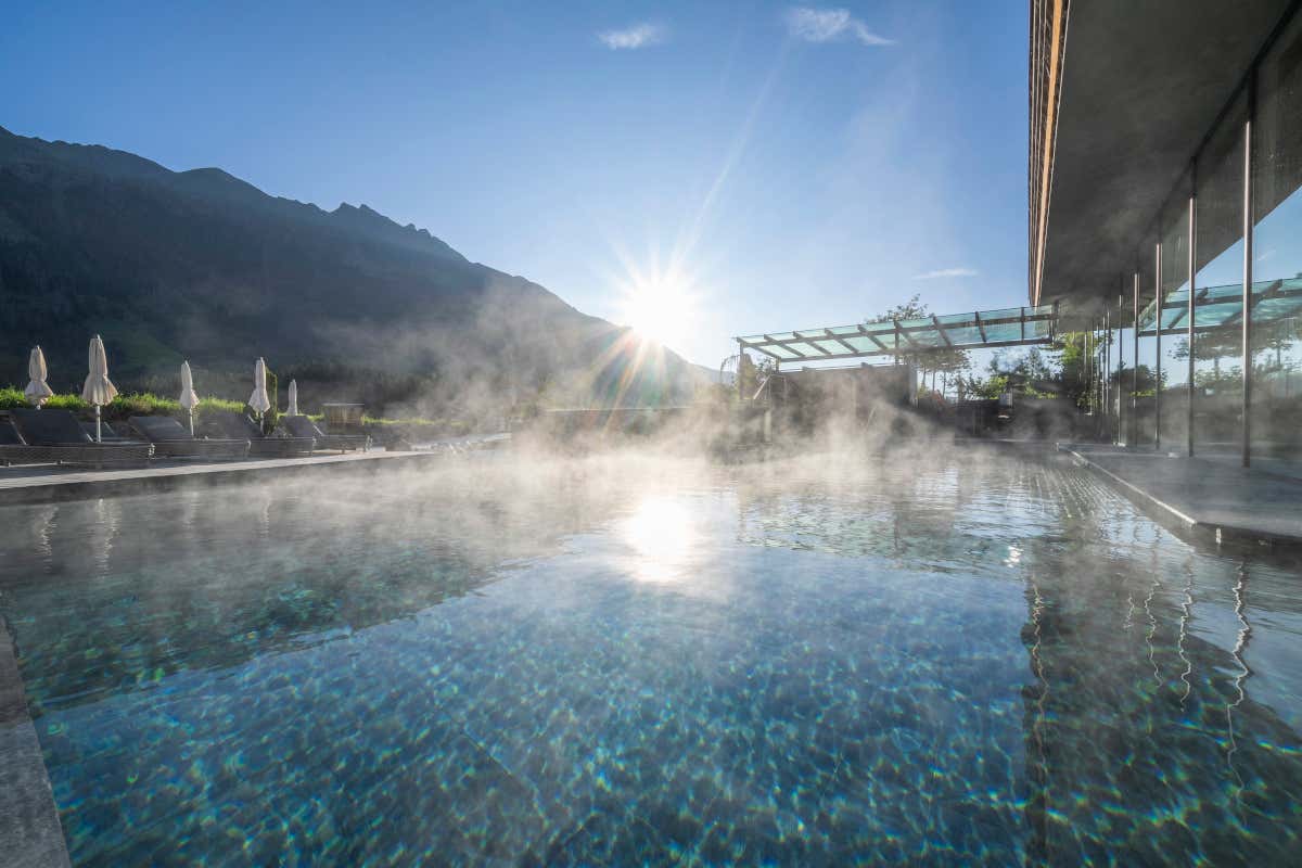 Benessere tra le Alpi: l'hotel dove vivere l’autunno tra Sky Pool, saune e natura