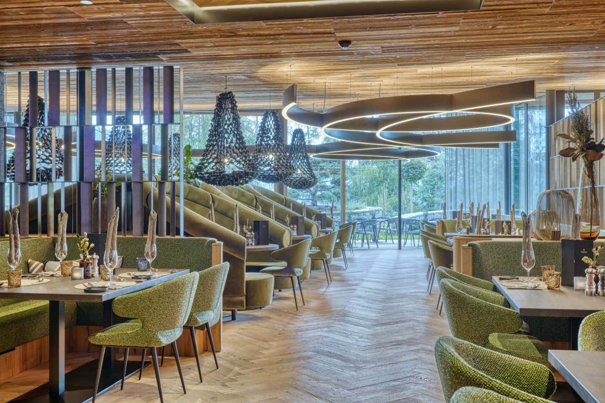 Benessere tra le Alpi: l'hotel dove vivere l’autunno tra Sky Pool, saune e natura