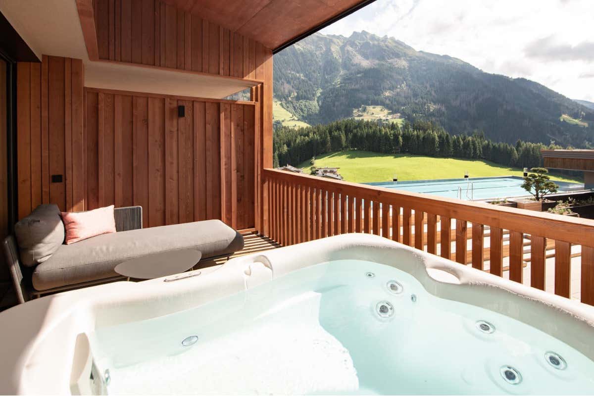 Benessere tra le Alpi: l'hotel dove vivere l’autunno tra Sky Pool, saune e natura