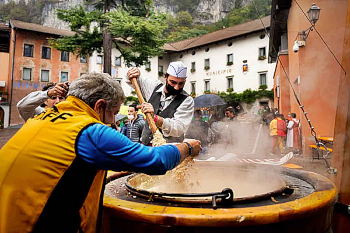 A Storo torna il Festival della Polenta con la supersfida tra i “polentèr” A Storo torna il Festival della Polenta con la supersfida tra i “polentèr”
