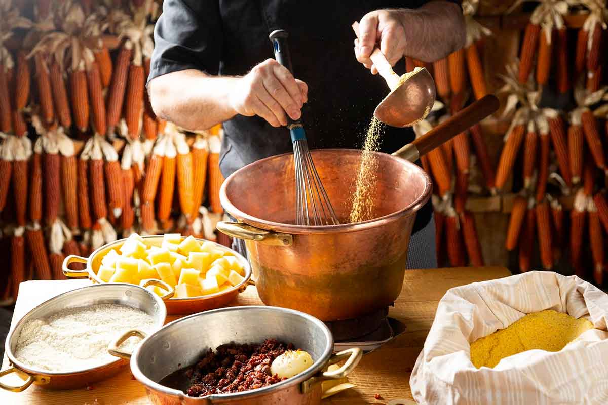 A Storo torna il Festival della Polenta con la supersfida tra i “polentèr” A Storo torna il Festival della Polenta con la supersfida tra i “polentèr”