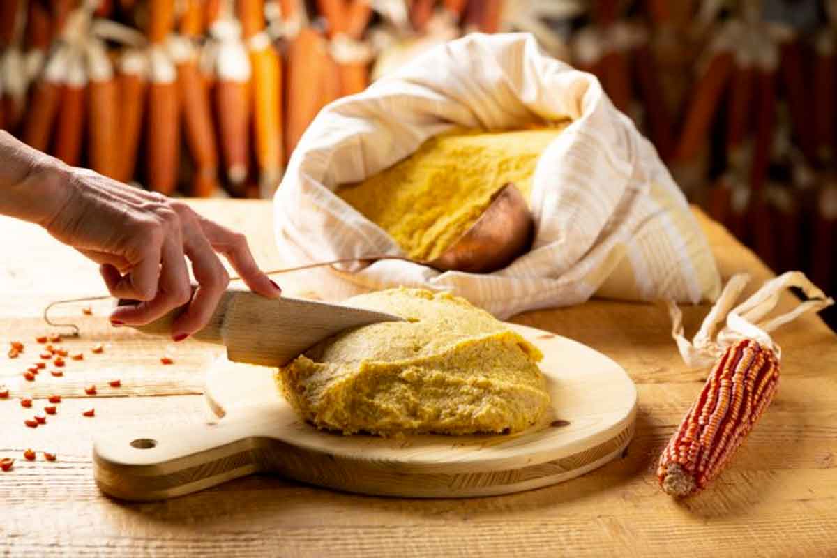 A Storo torna il Festival della Polenta con la supersfida tra i “polentèr” A Storo torna il Festival della Polenta con la supersfida tra i “polentèr”