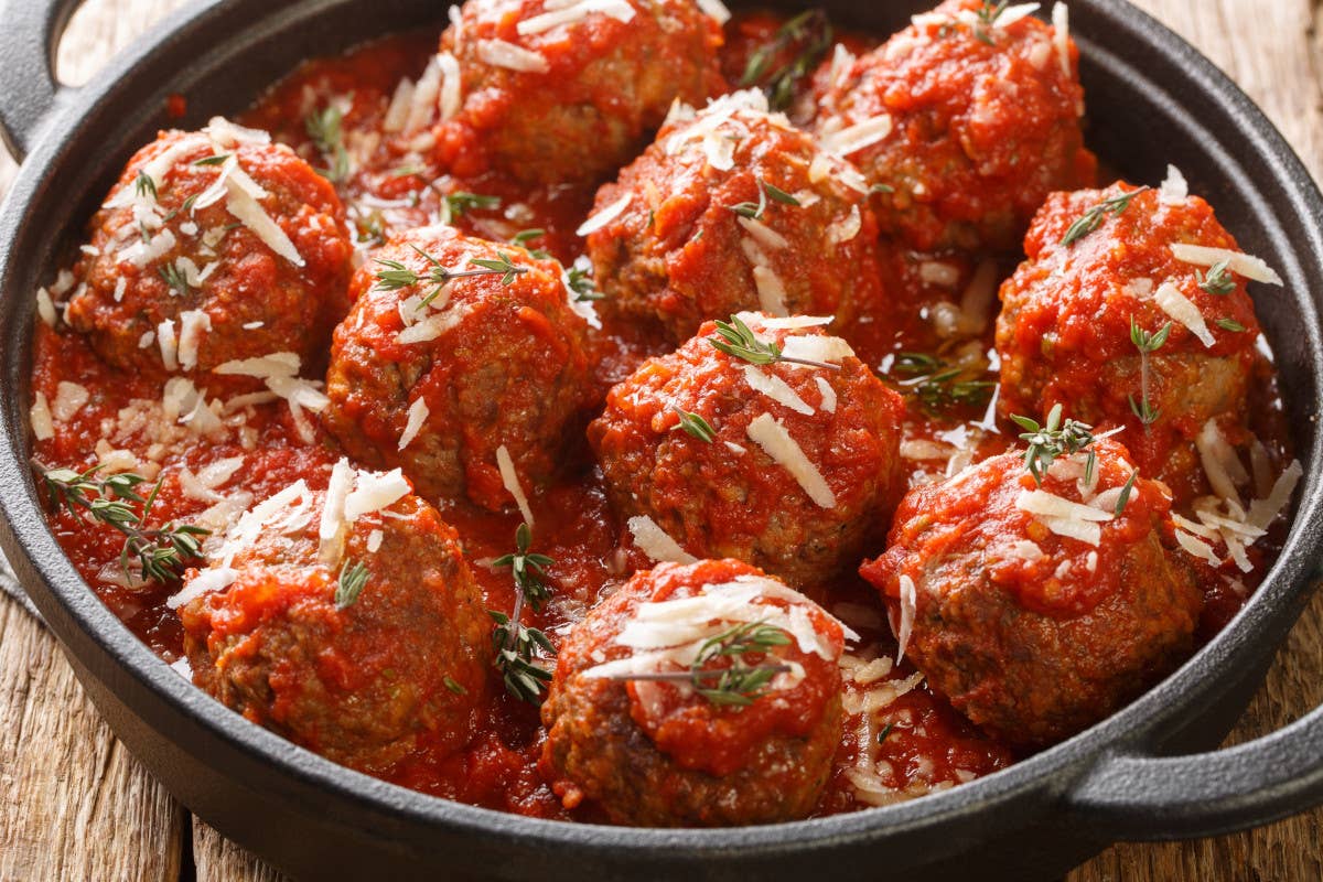 Polpette di pane vegetariane con salsa di pomodoro fresco o salsa al formaggio aromatico