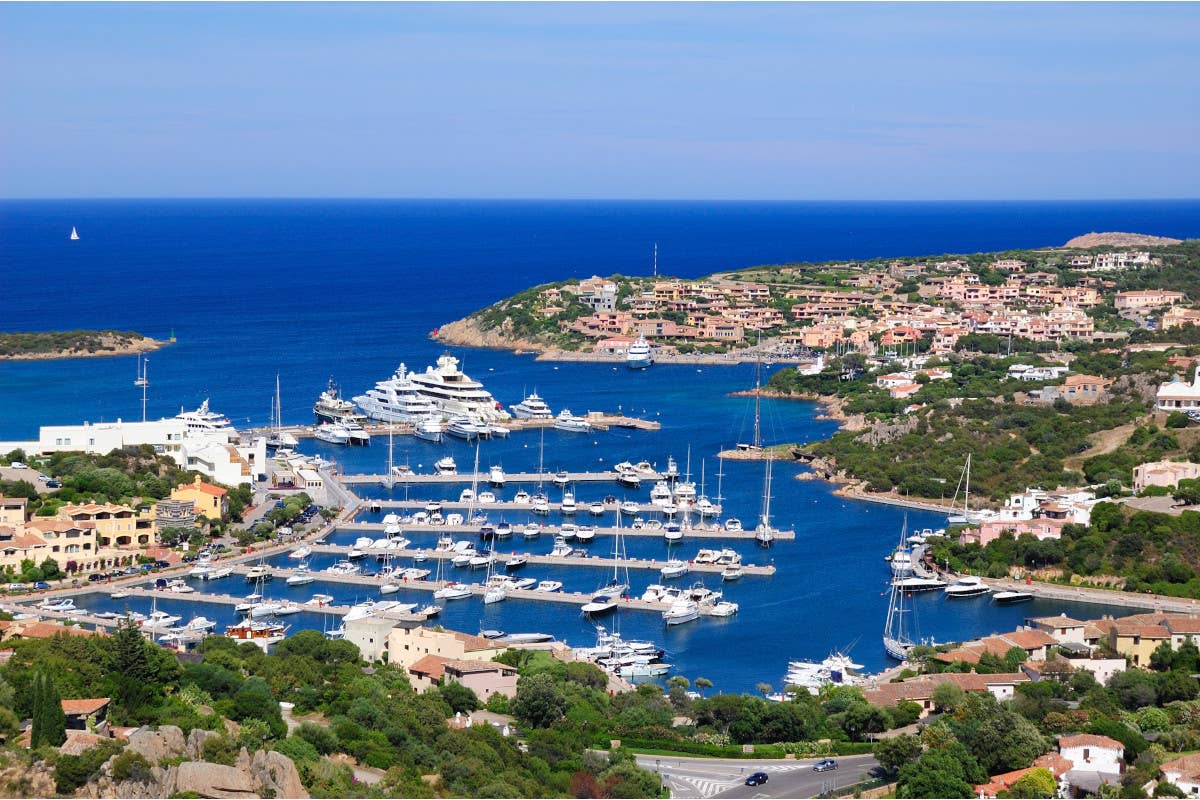 Porto Cervo Sardegna, yacht contro gli scogli a Porto Cervo