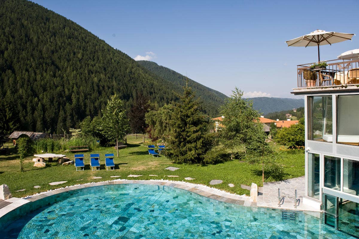 La piscina dell'hotel Post Cavallino Bianco Un tuffo nella natura: dieci piscine outdoor con vista panoramica in tutta Italia