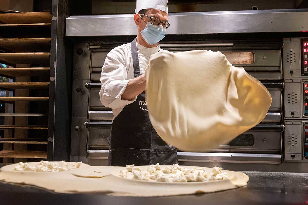 Un momento della preparazione della Focaccia al formaggio di Recco Igp Focaccia a formaggio di Recco, la tutela Igp fa splendere forni e territorio