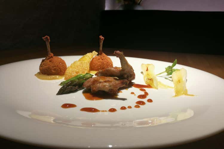 Un piatto del menu, la quaglia in due cotture all&rsquo;arancia e mosto d&rsquo;uva cotto con cipollotto al miele, per il quale &egrave; disponibile la conta dei carboidrati (23 cho) - Al ristorante col diabete di tipo 1, un menu speciale per la glicemia