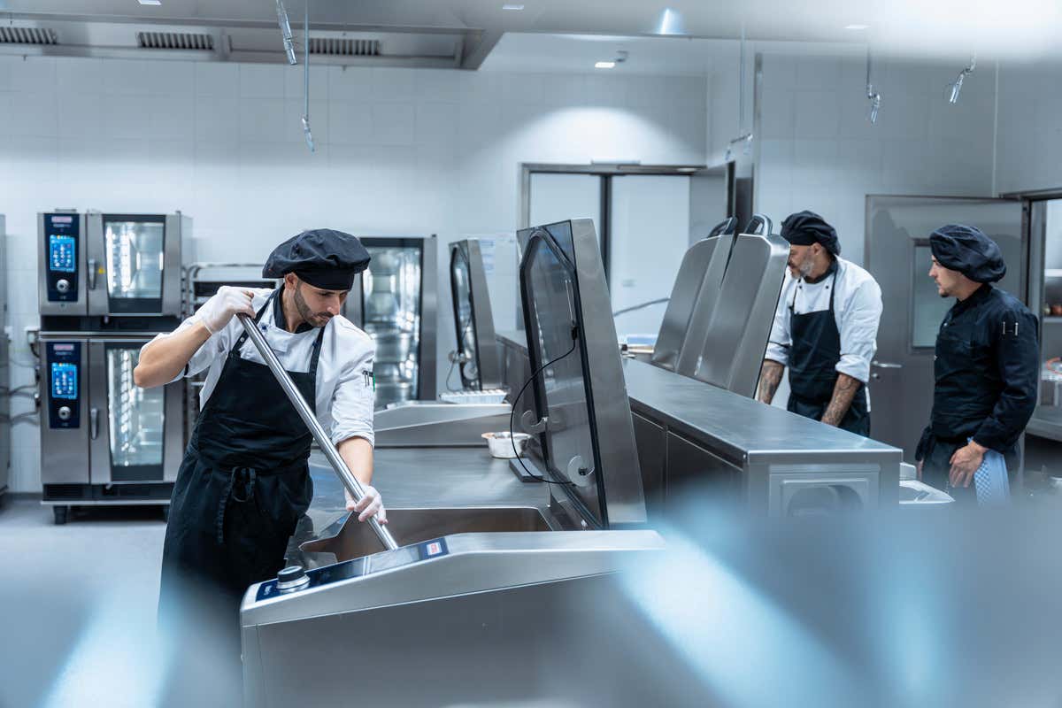 Mense, cucine sempre più piccole: il futuro è nelle attrezzature multifunzione Mense, cucine sempre più piccole: il futuro è nelle attrezzature multifunzione