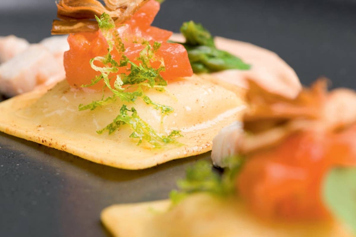 Raviolacci al branzino e profumo di agrumi con vellutata ai carciofi