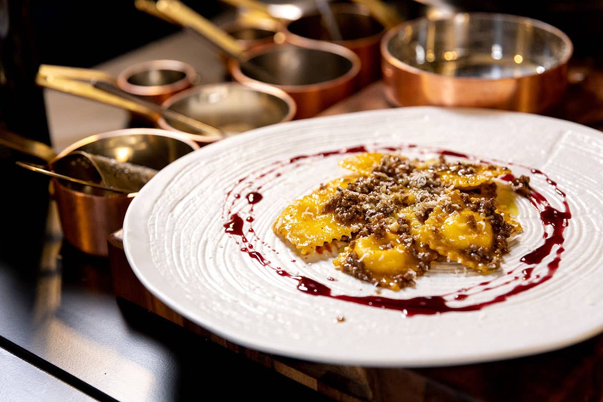 Raviolini di mascarpone, ragu d'anatra, riduzione di vino rosso