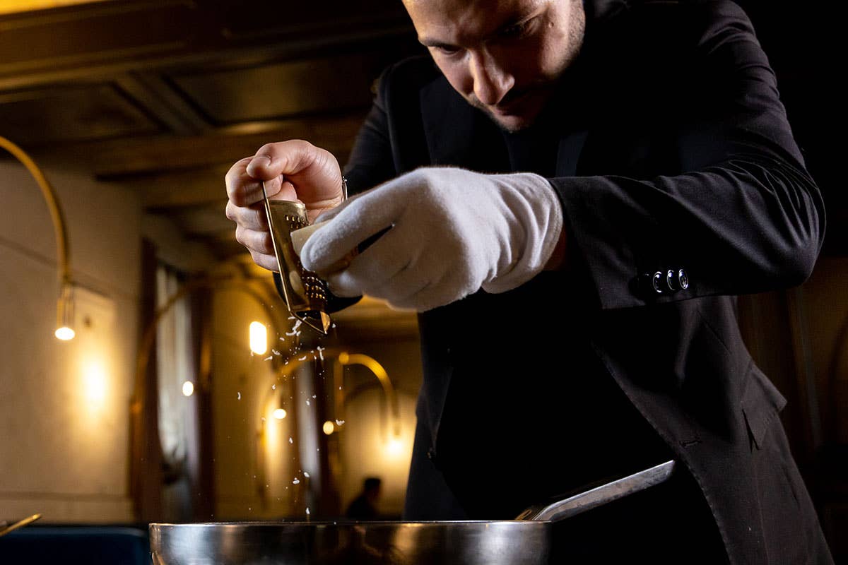 Achille Grande prepara al tavolo dei Raviolini di mascarpone, ragu d'anatra, riduzione di vino rosso