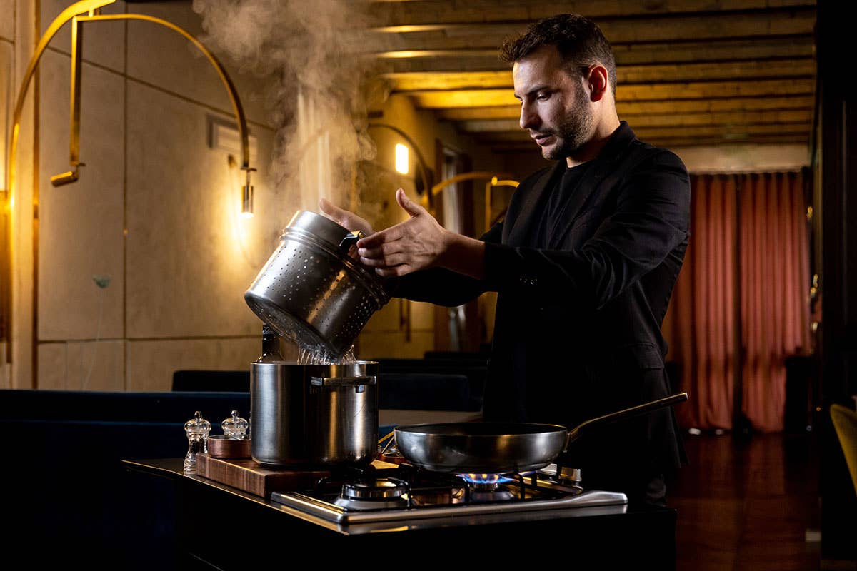 Achille Grande prepara al tavolo dei Raviolini di mascarpone, ragu d'anatra, riduzione di vino rosso