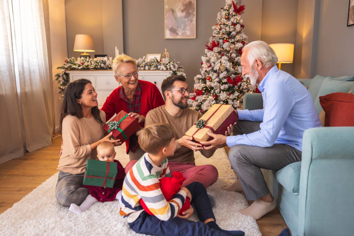 Tredicesima di Natale: un italiano su tre la spende tra regali e viaggi