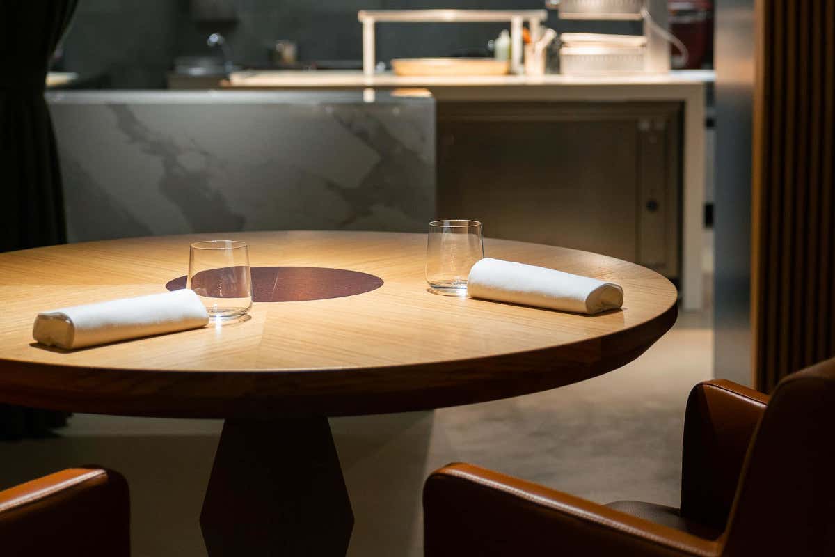 Retroscena a Porto San Giorgio: lo spettacolo del fine dining firmato Abou Zaki