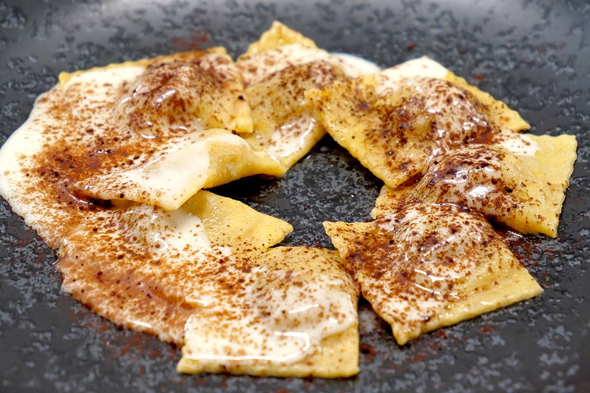 Ravioli ripieni di cipolla bionda di Cureggio e Fontaneto Bionda, piatta e dolce: è la cipolla di Cureggio e Fontaneto