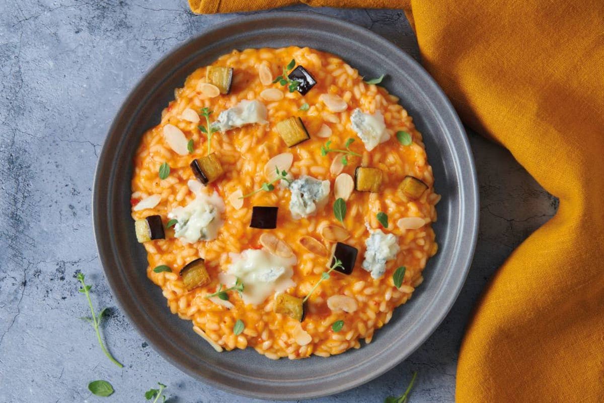 Risotto con crema di peperoni, Gorgonzola Dop e mandorle tostate 