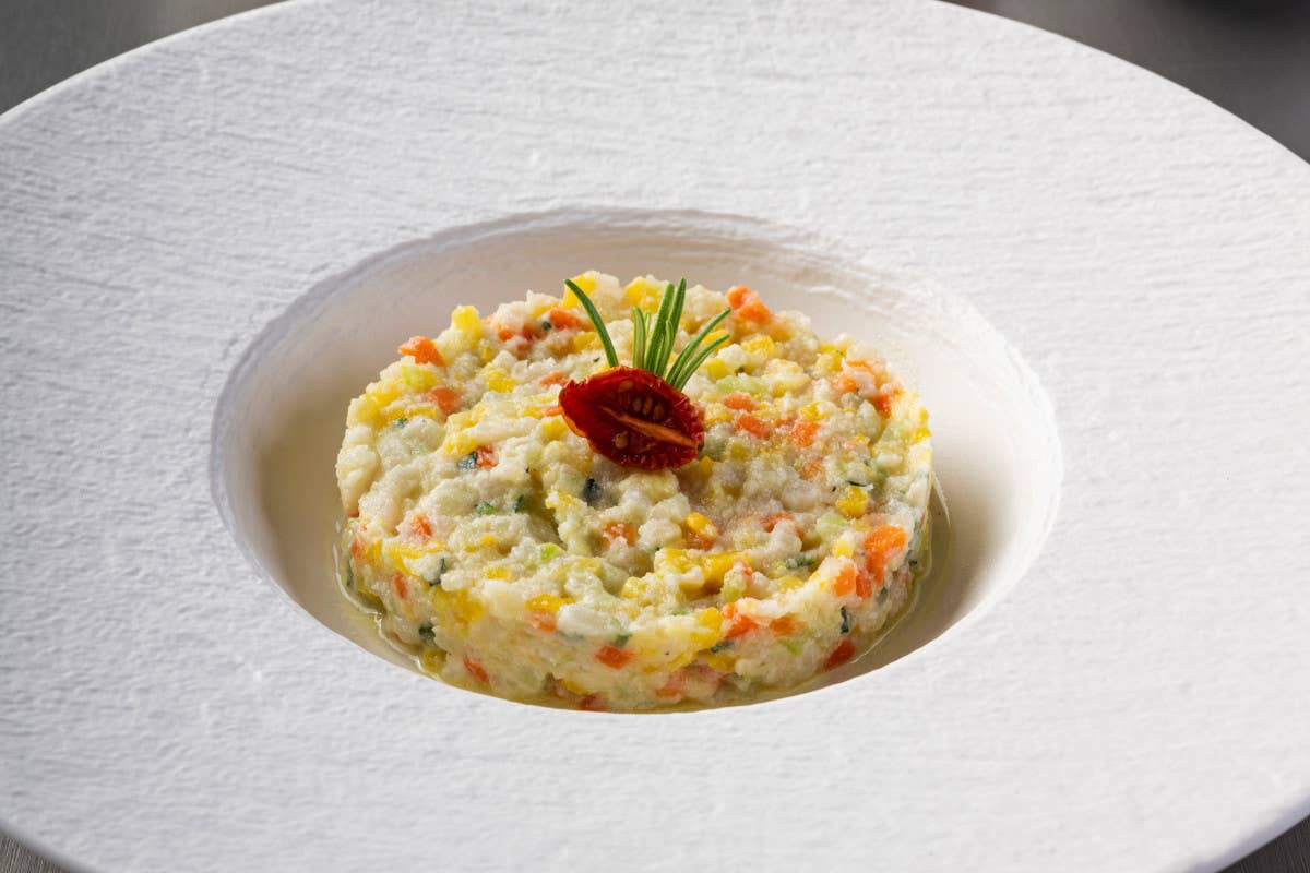 “Risotto” di brunoise di verdure, hummus di ceci e caprino al rosmarino