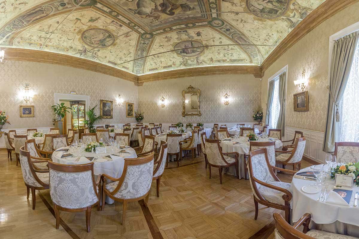 La sala del ristorante I Carracci Passaggio di testimone al ristorante del Grand Hotel Majestic: tocca a Guglielmo Araldi La sala del ristorante I Carracci Passaggio di testimone al ristorante del Grand Hotel Majestic: tocca a Guglielmo Araldi