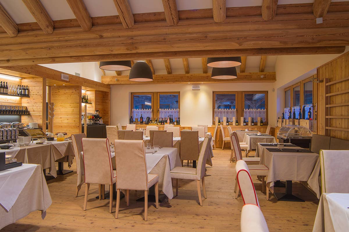 La sala del ristorante Sulla neve del Monte Rosa in una tipica casa Walser: ecco Mira Alagna Mountain Resort