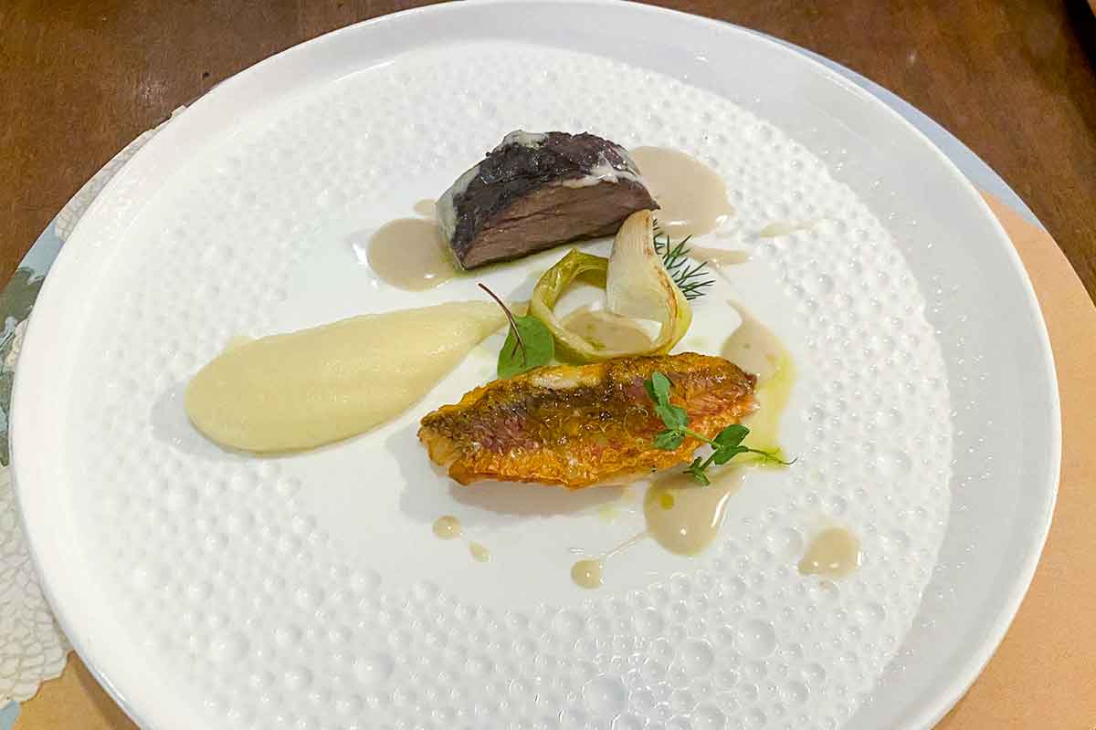 Il ristorante che unisce il pescato dell’Elba e la Chianina del Casentino in cucina Il ristorante che unisce il pescato dell’Elba e la Chianina del Casentino in cucina