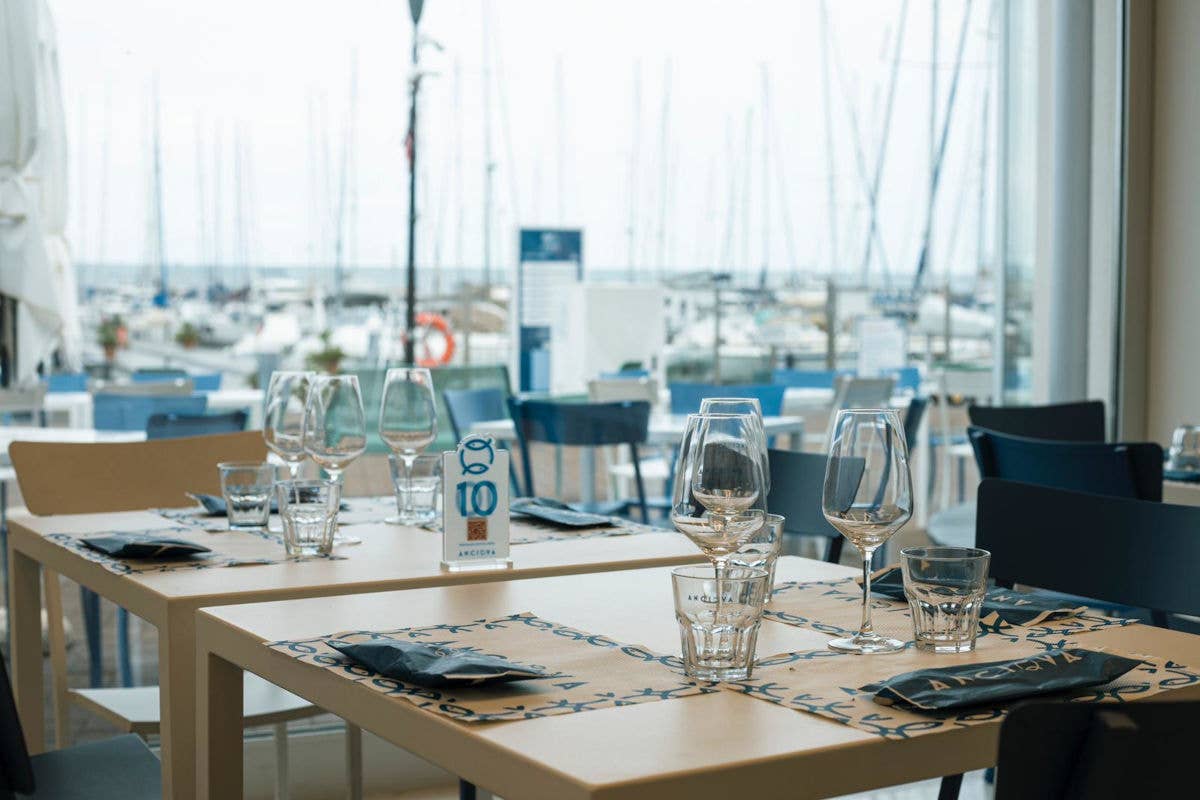 Il locale è moderno e raffinato e ha un affaccio sullo splendido mare della costa tirrenica 