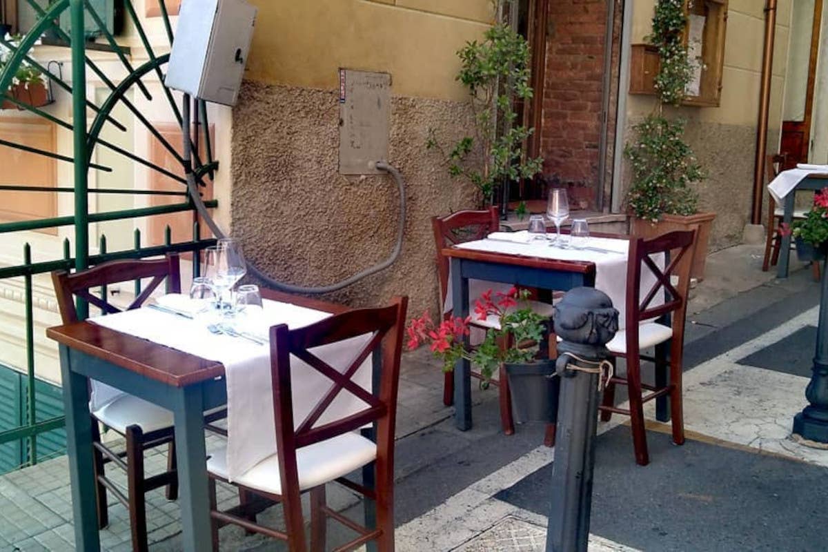 In un ristorante di Camogli devi mangiare almeno due portate a testa: è polemica