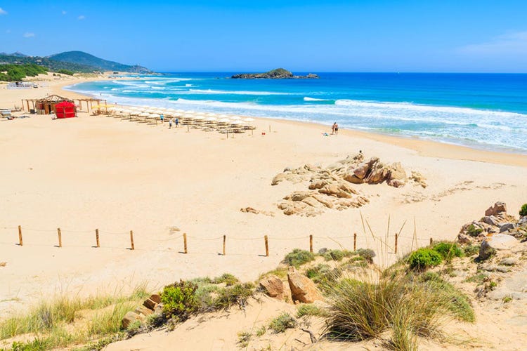 La spiaggia di Chia in Sardegna (Sardegna, rubano 40 chili di sabbia Denunciati due turisti francesi)