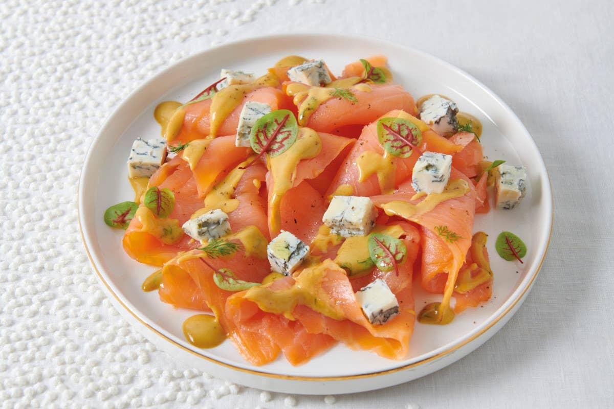 Salmone affumicato con dressing al miele e gorgonzola Dop piccante