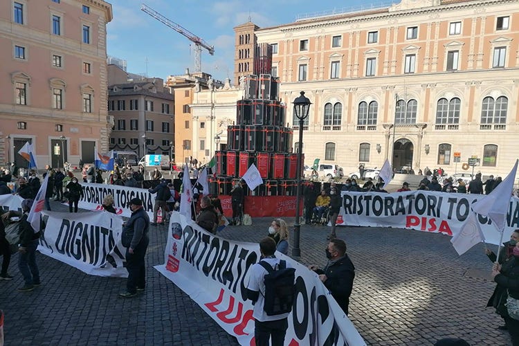 La protesta di Roma - Roma, protesta per la zona nera Ma i ristoranti non fanno squadra