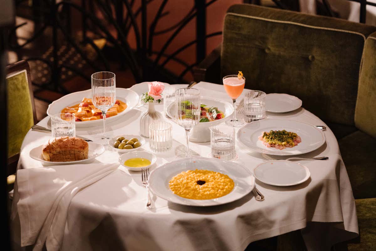 Sant Ambroeus conquista Saint-Germain-des-Prés con stile e raffinatezza