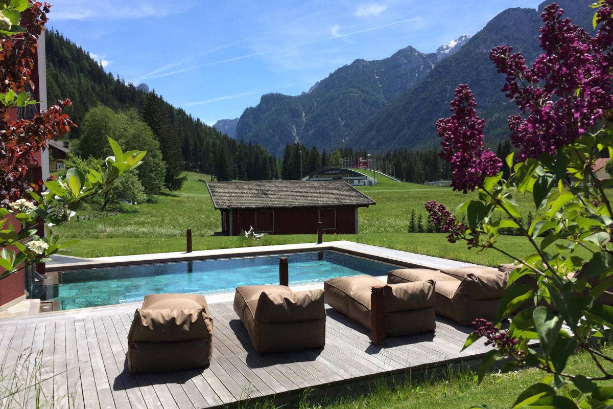 L'hotel Santer, immerso tra le Dolomiti Un tuffo nella natura: dieci piscine outdoor con vista panoramica in tutta Italia